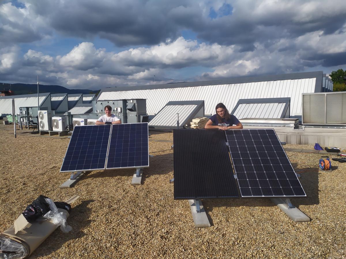 Solární panely na střeše školy